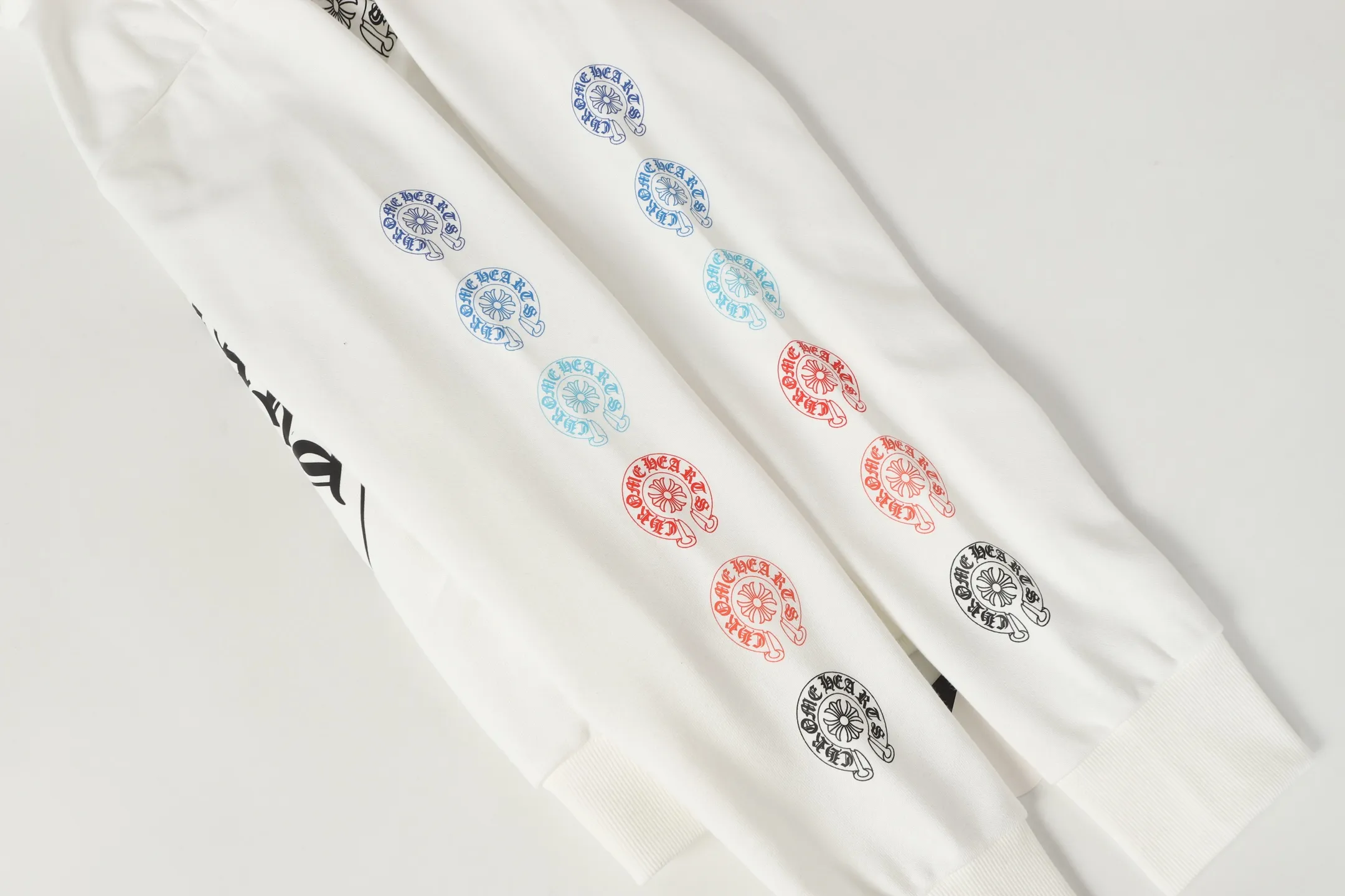 P250 Cross-border model, please do not place an order if you are pursuing quality - Chrome Hearts/Chrome Hearts colorful horseshoe Sanskrit printed zipper sweatshirt cardigan jacket - High weight, high density and high quality. The wool is soft, delicate and skin-friendly. It feels soft and silky. It has excellent warmth and skin-friendly properties. - Custom-woven and dyed, no color difference. No matter the fabric or workmanship details, it beats the ordinary version on the market. - Hardware and zipper accessories are all customized. Full of details. -Colour: black white -Size: S M L XL
